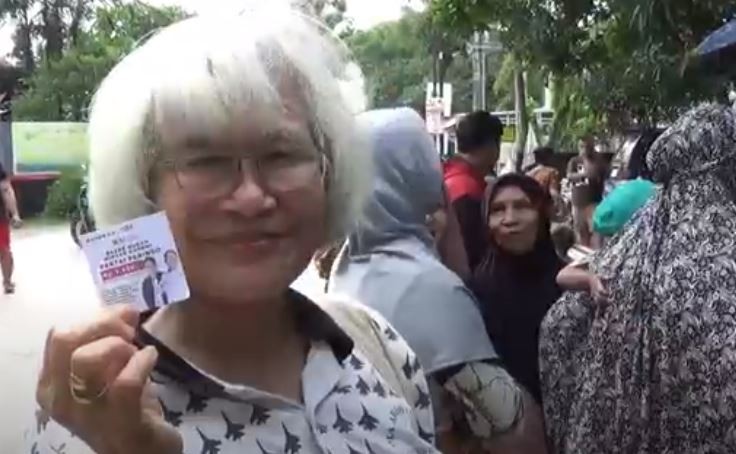 Bazar Minyak Goreng Murah, Warga Makassar Doakan Perindo Terus Maju