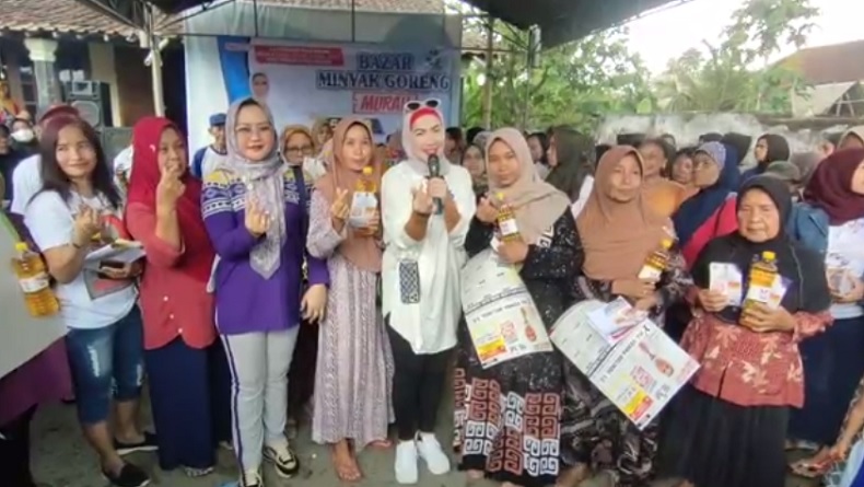 title Warga Kediri Terbantu Bazar Murah Perindo, Minyak Goreng Dijual Hanya Rp5.000 Per Liter Warga Kediri Terbantu Bazar Murah Perindo, Minyak Goreng Dijual Hanya Rp5.000 Per Liter