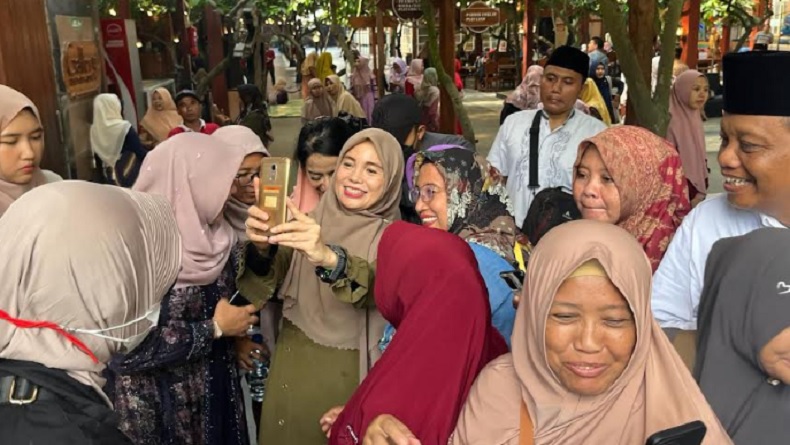 Hadiri Pengajian di Blitar, Siti Atikoh Dikerubungi Ibu-Ibu Minta Foto Bareng