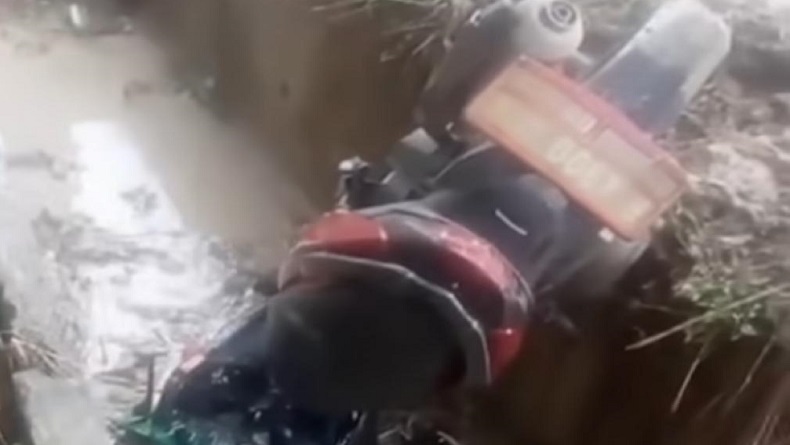 Viral Jalan Citeras-Maja Licin gegara Ceceran Tanah sampai Pengendara Motor Nyungsep ke Got