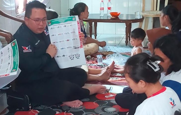 Caleg Perindo Michael Sosialisasi Cara Mencoblos Surat Suara Pemilu 2024 di Sawahan