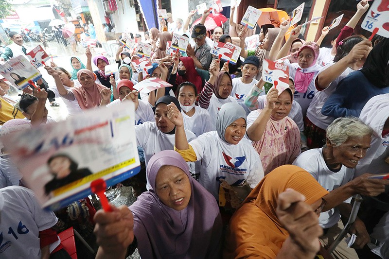 HT dan Liliana Kunjungi Warga Palmerah di Tengah Guyuran Hujan - Bagian 5