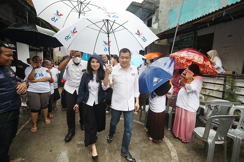 HT dan Liliana Kunjungi Warga Palmerah di Tengah Guyuran Hujan - Bagian 2