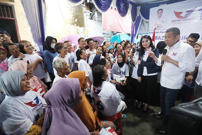 HT dan Liliana Kunjungi Warga Palmerah di Tengah Guyuran Hujan - Bagian 3