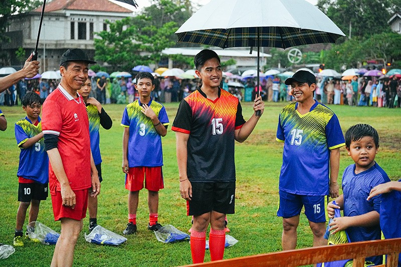 Momen Jokowi Main Bola Bareng Kaesang dan Anak-Anak di Tengah Hujan Deras - Bagian 1