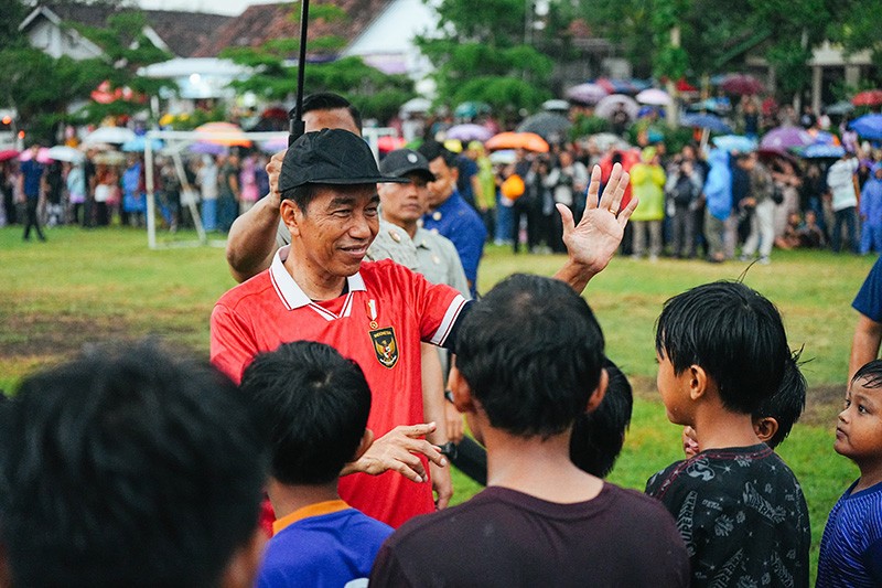 Momen Jokowi Main Bola Bareng Kaesang dan Anak-Anak di Tengah Hujan Deras - Bagian 3