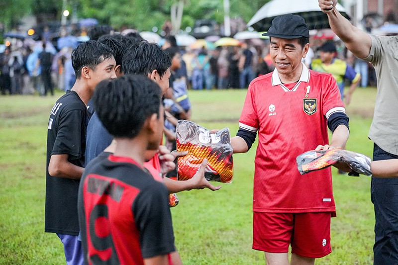 Momen Jokowi Main Bola Bareng Kaesang dan Anak-Anak di Tengah Hujan Deras - Bagian 2