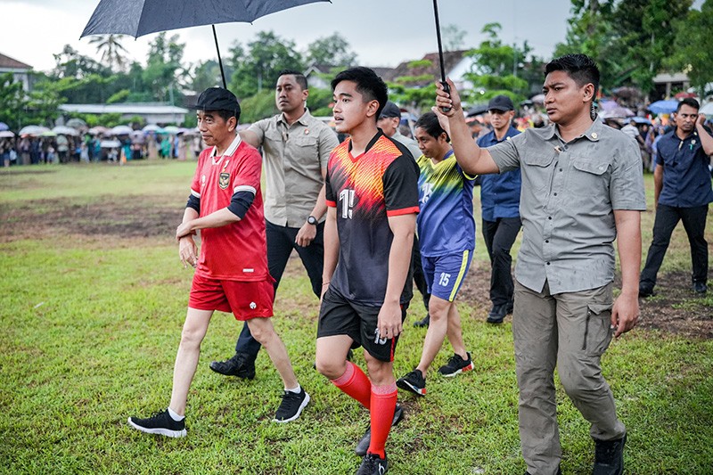 Momen Jokowi Main Bola Bareng Kaesang dan Anak-Anak di Tengah Hujan Deras - Bagian 5