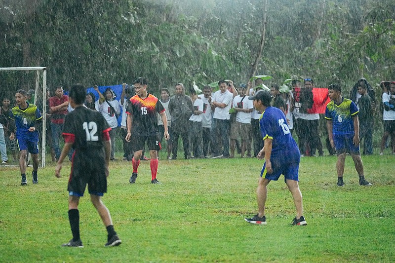Momen Jokowi Main Bola Bareng Kaesang dan Anak-Anak di Tengah Hujan Deras - Bagian 6