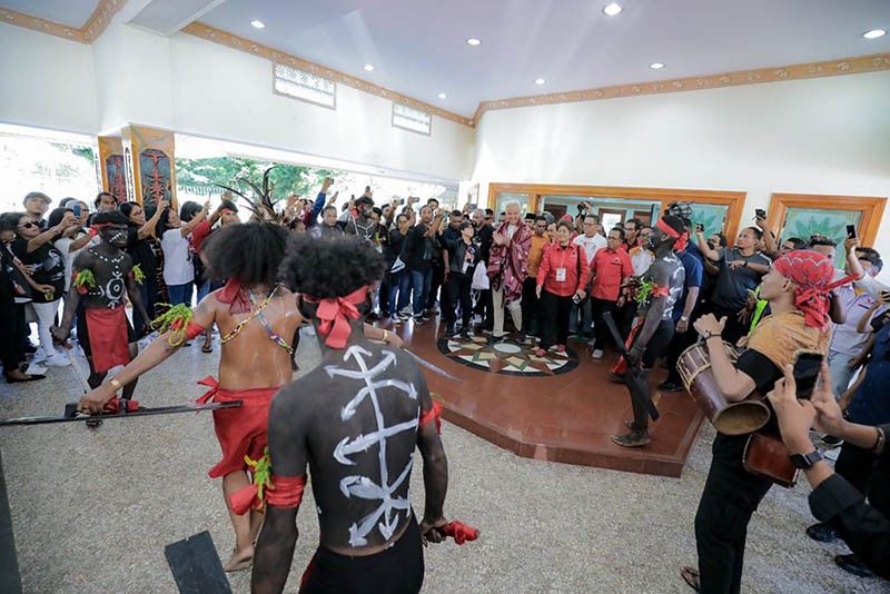 Diyakini Dapat Selesaikan Masalah Adat, Ganjar Disambut Antusias Masyarakat Ambon - Bagian 2