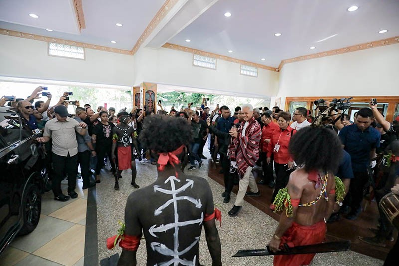 Diyakini Dapat Selesaikan Masalah Adat, Ganjar Disambut Antusias Masyarakat Ambon - Bagian 1
