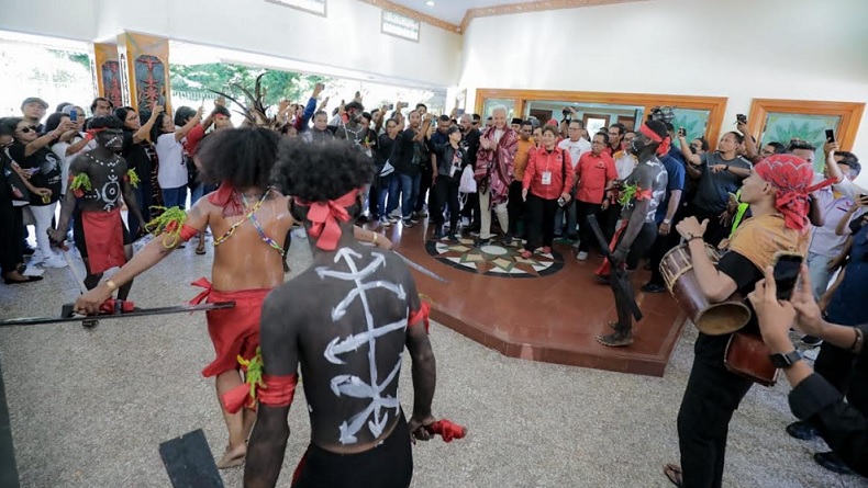 Ganjar Pranowo Disambut Tarian Khas Ambon Simbol Keberanian dan Ketangkasan