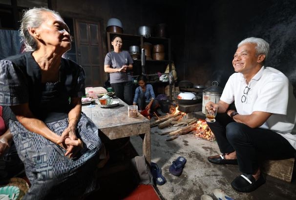 Menginap di Kulonprogo, Ganjar Didoakan Nenek 84 Tahun: Mugo Kasembadan Momong Rakyat