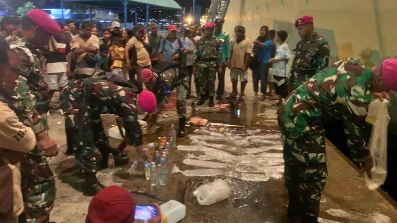 Razia Penumpang Kapal Pelabuhan Yos Sudarso Ambon, Marinir Temukan Ratusan Liter Miras