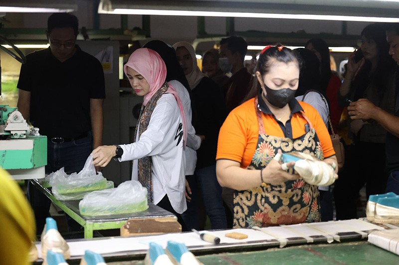 Kunjungi Pabrik Sepatu, Siti Atikoh Ungkap Perempuan Berkontribusi bagi Perekonomian Bangsa - Bagian 3