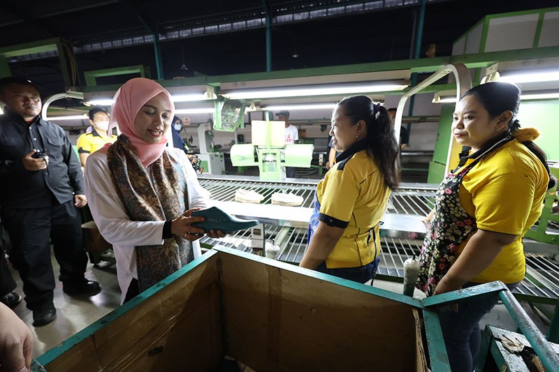 Kunjungi Pabrik Sepatu, Siti Atikoh Ungkap Perempuan Berkontribusi bagi Perekonomian Bangsa - Bagian 1