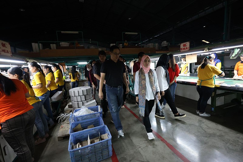Kunjungi Pabrik Sepatu, Siti Atikoh Ungkap Perempuan Berkontribusi bagi Perekonomian Bangsa - Bagian 2