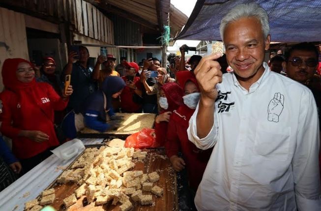 Ganjar Kaget Disambut Ledakan 3 Kali di Kampung Buntusu, Warga: Pertanda Menang