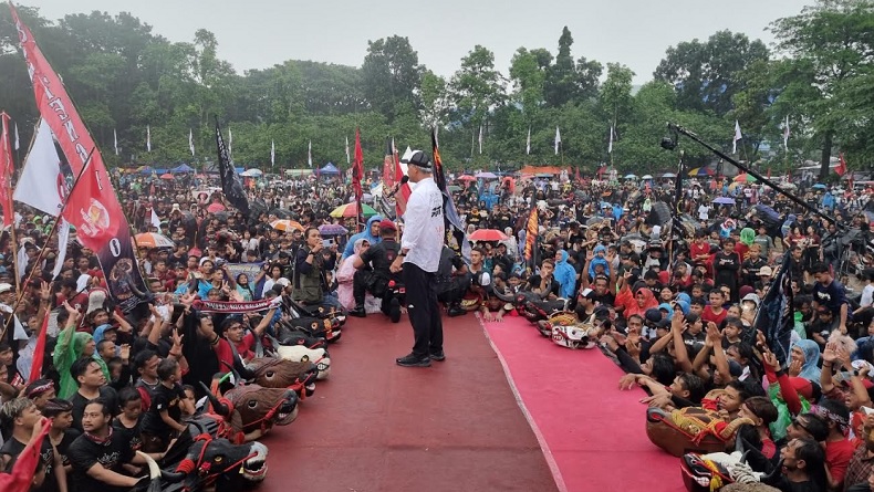 Ganjar Terharu Disambut Ribuan Warga Malang Meski di Tengah Hujan Deras