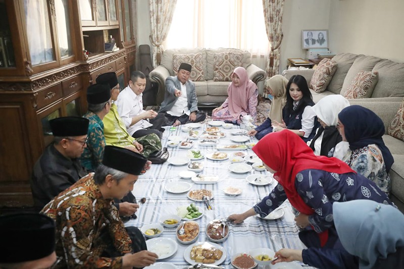 HT bersama Siti Atikoh dan Kiai Musthofa Siroj Lesehan di Ponpes Kempek Cirebon - Bagian 2