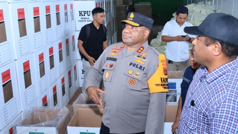 title Kapolda Papua Cek Langsung Logistik Pemilu, Pastikan Distribusi Aman dan Lancar Kapolda Papua Cek Langsung Logistik Pemilu, Pastikan Distribusi Aman dan Lancar