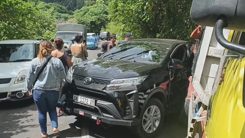 Rem Blong, Truk Angkut Batu Tabrak Daihatsu Terios Bawa Wisatawan Asing di Gianyar