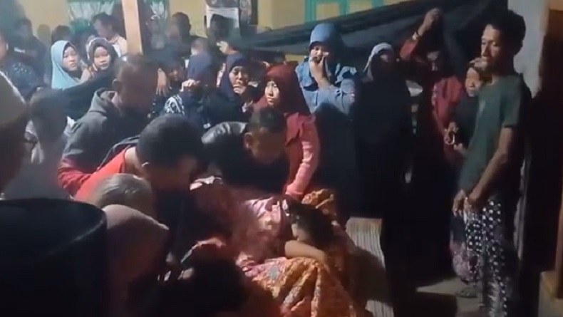 title Petani Ngawi Ditemukan Tewas Tersengat Listrik Jebakan Tikus di Sawah, Istri Histeris Petani Ngawi Ditemukan Tewas Tersengat Listrik Jebakan Tikus di Sawah, Istri Histeris