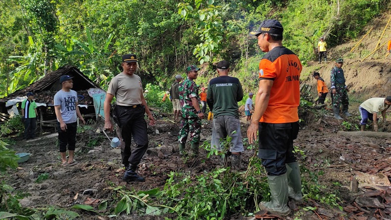 title Belasan Rumah di Gunungkidul Rusak Dihantam Longsor, 1 Warga Luka Terkena Material Tanah Belasan Rumah di Gunungkidul Rusak Dihantam Longsor, 1 Warga Luka Terkena Material Tanah