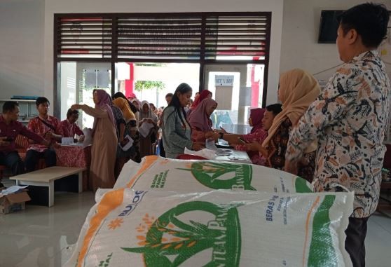 Duh, Caleg di Indramayu Terima Bansos Bantuan Pangan Pemerintah
