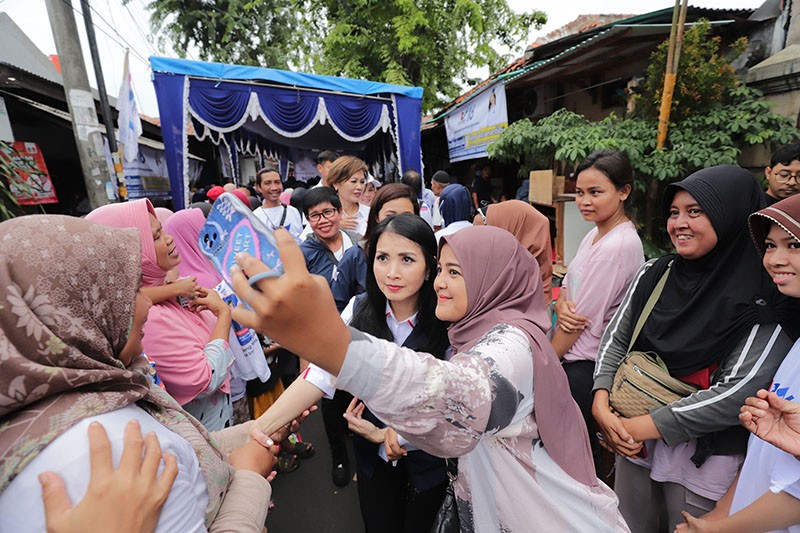 Antusiasme Warga Kebon Jeruk Ikuti Bazar Migor Murah dan Cek Kesehatan Gratis Partai Perindo - Bagian 3