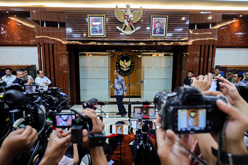 Senyum Mahfud MD usai Temui Jokowi Sampaikan Pengunduran Diri - Bagian 3