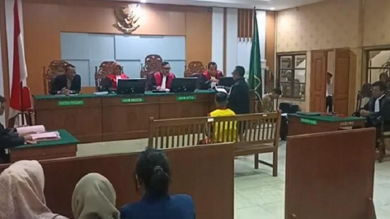 title Sidang Kasus Lansia Dituduh Curi Ayam Kades di Bojonegoro Dipenuhi Mahasiswa Sidang Kasus Lansia Dituduh Curi Ayam Kades di Bojonegoro Dipenuhi Mahasiswa