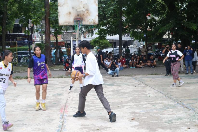 Alam Ganjar Nongkrong Bareng Pelaku UMKM hingga Main Basket dengan Anak Muda di Tangerang - Bagian 6