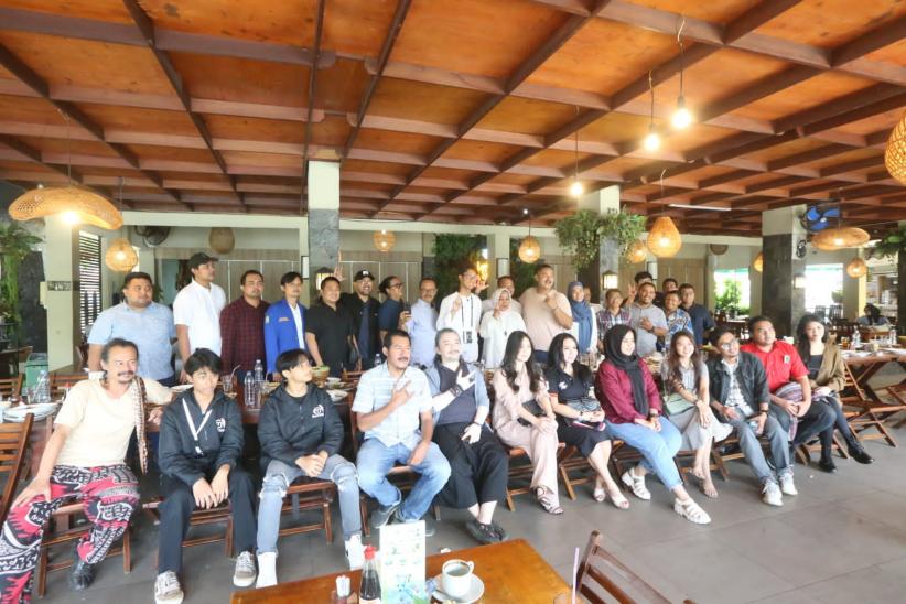 Alam Ganjar Nongkrong Bareng Pelaku UMKM hingga Main Basket dengan Anak Muda di Tangerang - Bagian 4