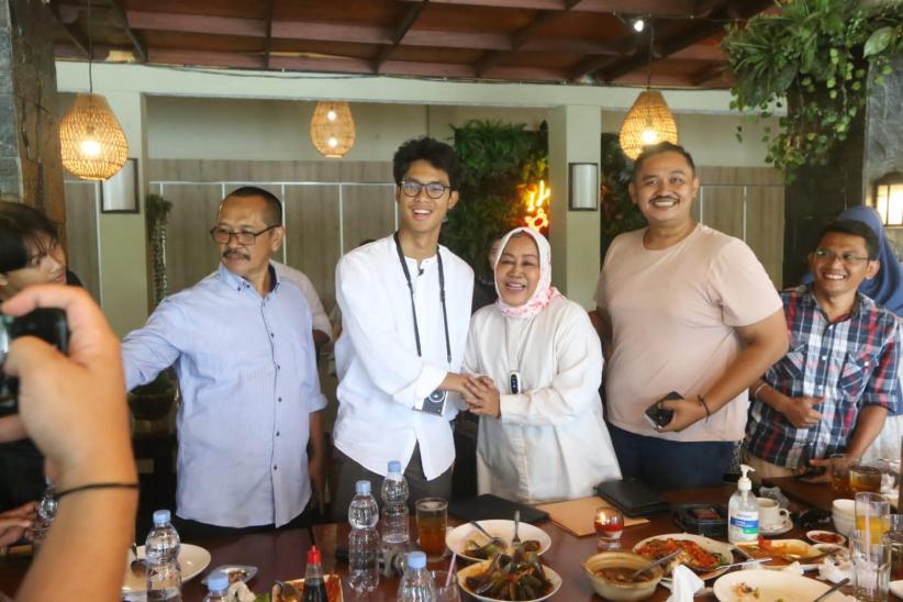 Alam Ganjar Nongkrong Bareng Pelaku UMKM hingga Main Basket dengan Anak Muda di Tangerang - Bagian 3