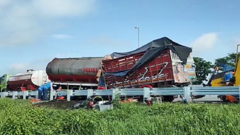 Kecelakaan di Tol Madiun Truk Balapan Tabrak Tangki, 1 Sopir Tewas Terjepit