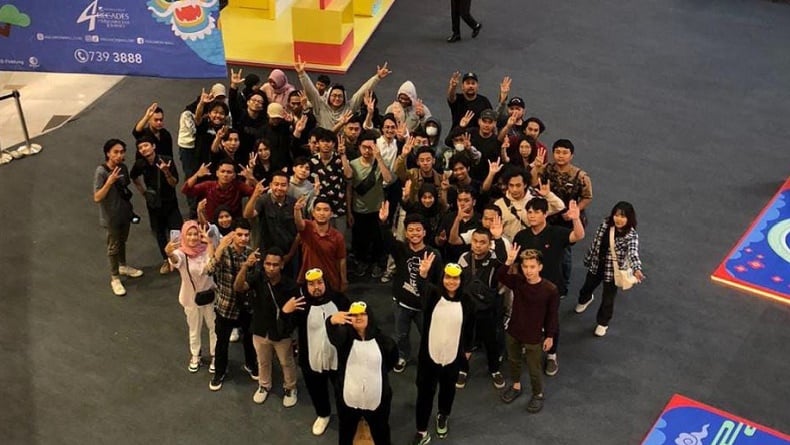 Pasukan Pinguin Ganjar Ramaikan Mal di Surabaya, Pengunjung Terkesan