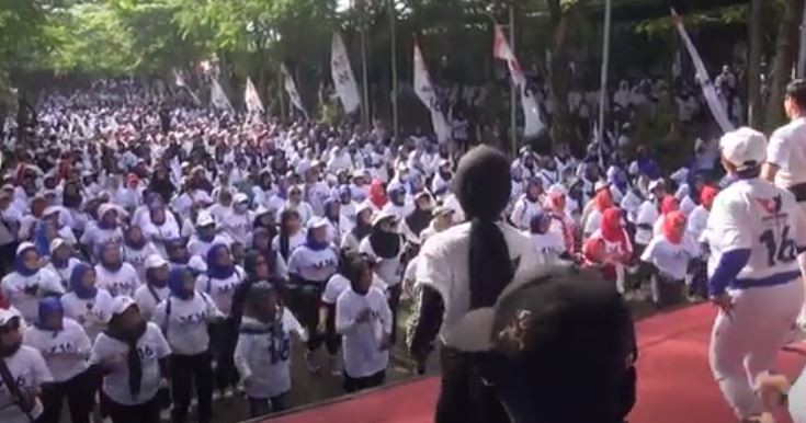 Ribuan Warga Subang Senam Bersama Caleg Perindo Oni Suwarman