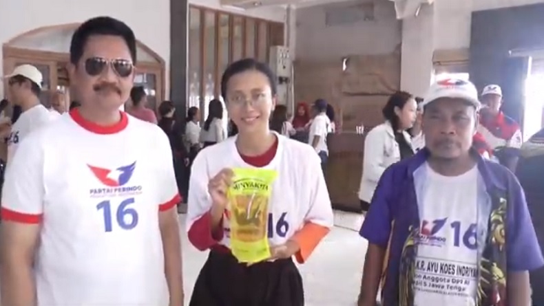 title Selain Bazar Migor, Caleg Perindo GKR Ayu Edukasi Cara Mencoblos Surat Suara Selain Bazar Migor, Caleg Perindo GKR Ayu Edukasi Cara Mencoblos Surat Suara