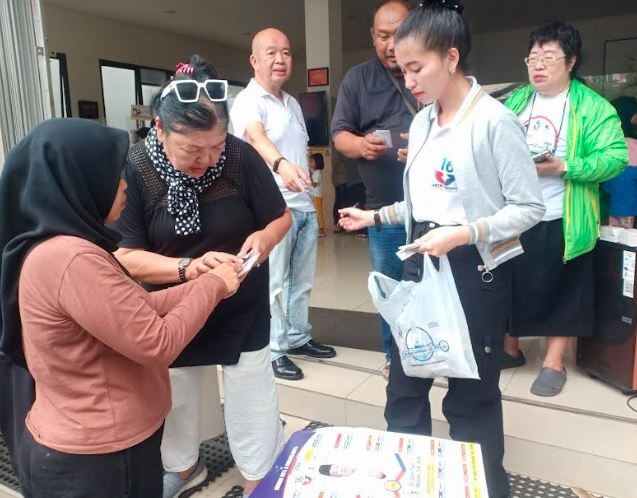 Ajari Cara Mencoblos, Caleg Perindo Djoni Toat Ajak Warga Regol Bandung Jangan Golput