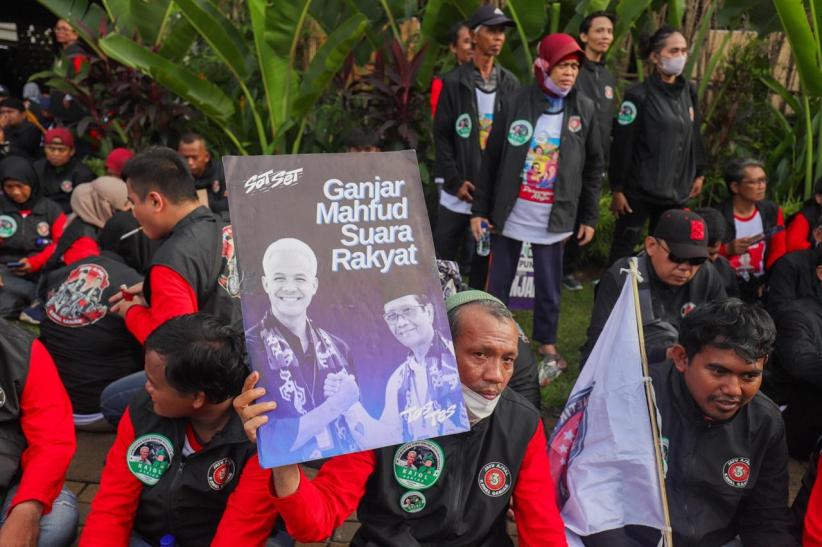 Pendukung Ganjar-Mahfud Berdatangan ke Lokasi Debat Capres di JCC - Bagian 5