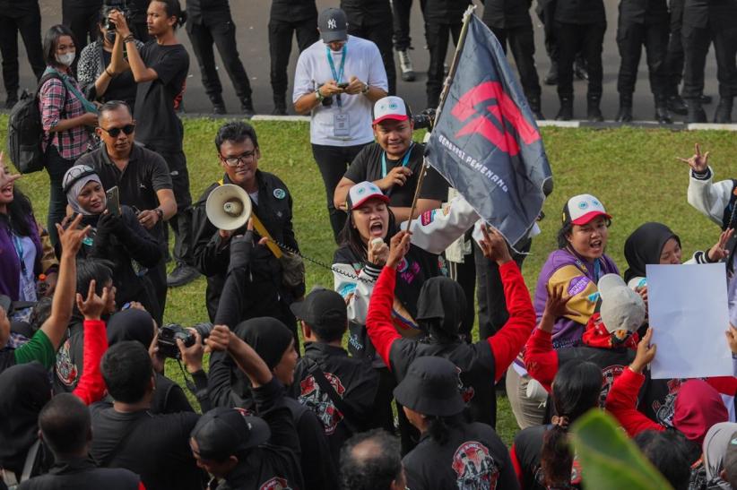 Pendukung Ganjar-Mahfud Berdatangan ke Lokasi Debat Capres di JCC - Bagian 4
