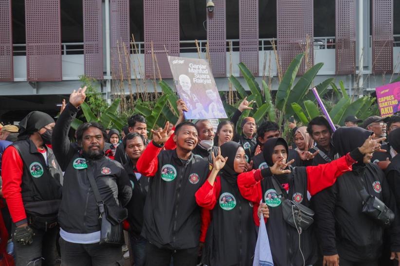 Pendukung Ganjar-Mahfud Berdatangan ke Lokasi Debat Capres di JCC - Bagian 2