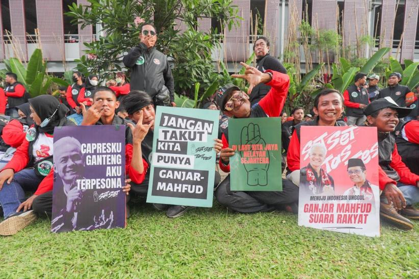Pendukung Ganjar-Mahfud Berdatangan ke Lokasi Debat Capres di JCC - Bagian 1