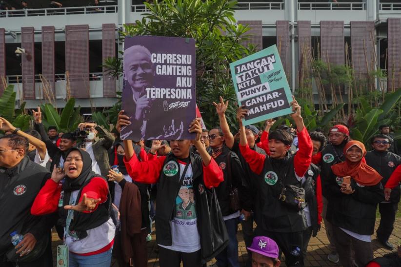Pendukung Ganjar-Mahfud Berdatangan ke Lokasi Debat Capres di JCC - Bagian 3