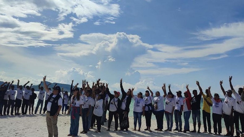 title TPN Bersama Warga Pulau Adonara Deklarasi Dukung Ganjar-Mahfud di Pantai Meko NTT TPN Bersama Warga Pulau Adonara Deklarasi Dukung Ganjar-Mahfud di Pantai Meko NTT