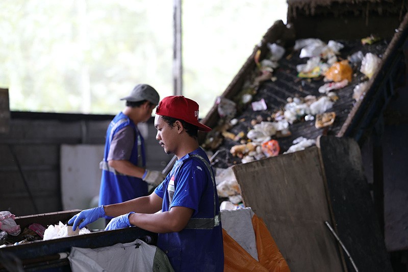 Berhasil Kelola Sampah 60 Ton per Hari, Pemuda Bekasi Ditantang Ganjar Bereskan Bantargebang - Bagian 5