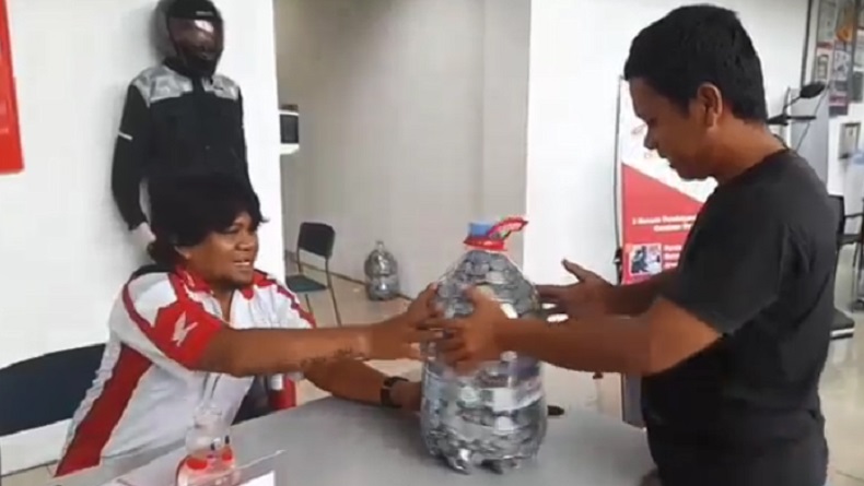 Heboh Pedagang Plastik Beli Motor Sport Pakai Uang Koin 3 Galon