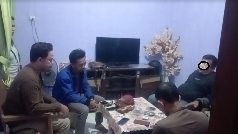 title Oknum Caleg Digerebek Warga OKU Sumsel, Tinggal Serumah dengan Janda Muda Oknum Caleg Digerebek Warga OKU Sumsel, Tinggal Serumah dengan Janda Muda