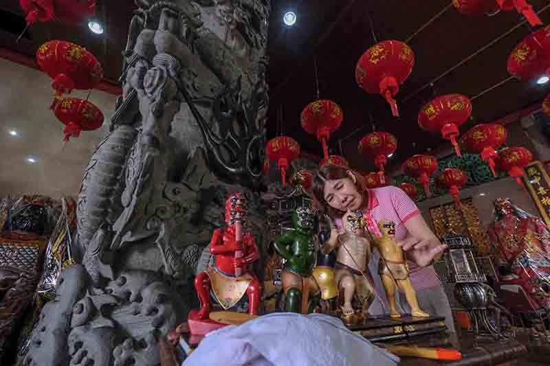 Warga Keturunan Tionghoa Ramai-Ramai Bersihkan Patung Dewa Jelang Imlek - Bagian 1